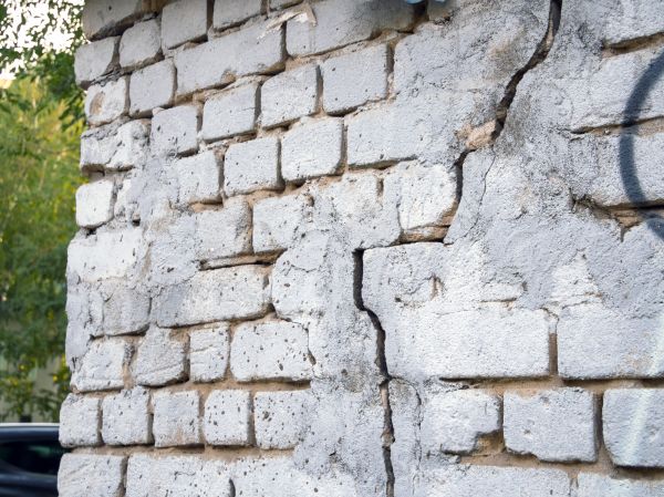 Cracked Brick Wall Repair in Lakeville